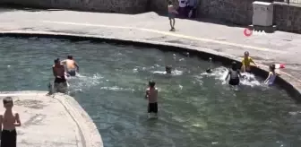 Sıcaktan bunalan çocuklar Anzele suyunda serinliyor