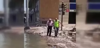 Yaşlı adamı sırtında taşıyan polis memuru, takdir topladı