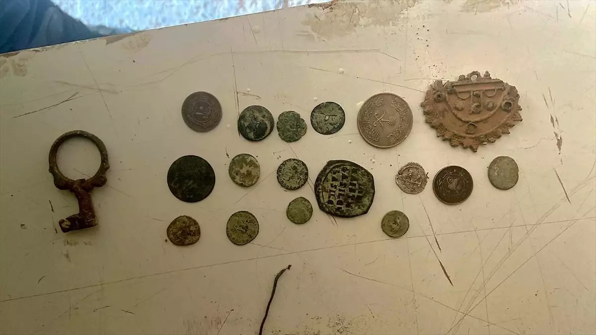 İznik'te kaçak kazı operasyonunda 17 sikke ve patlayıcı malzeme ele geçirildi
