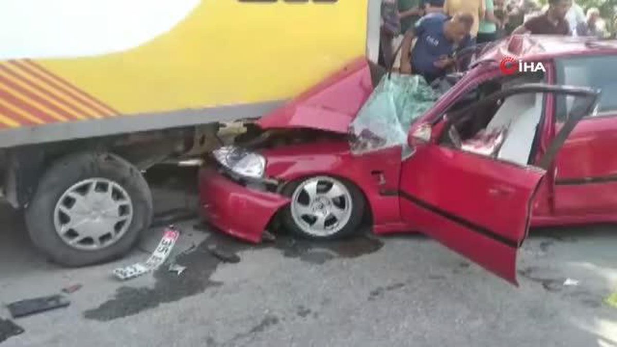 Gaz pedalı takılı kalan otomobil kamyonete çarptı: 2 yaralı