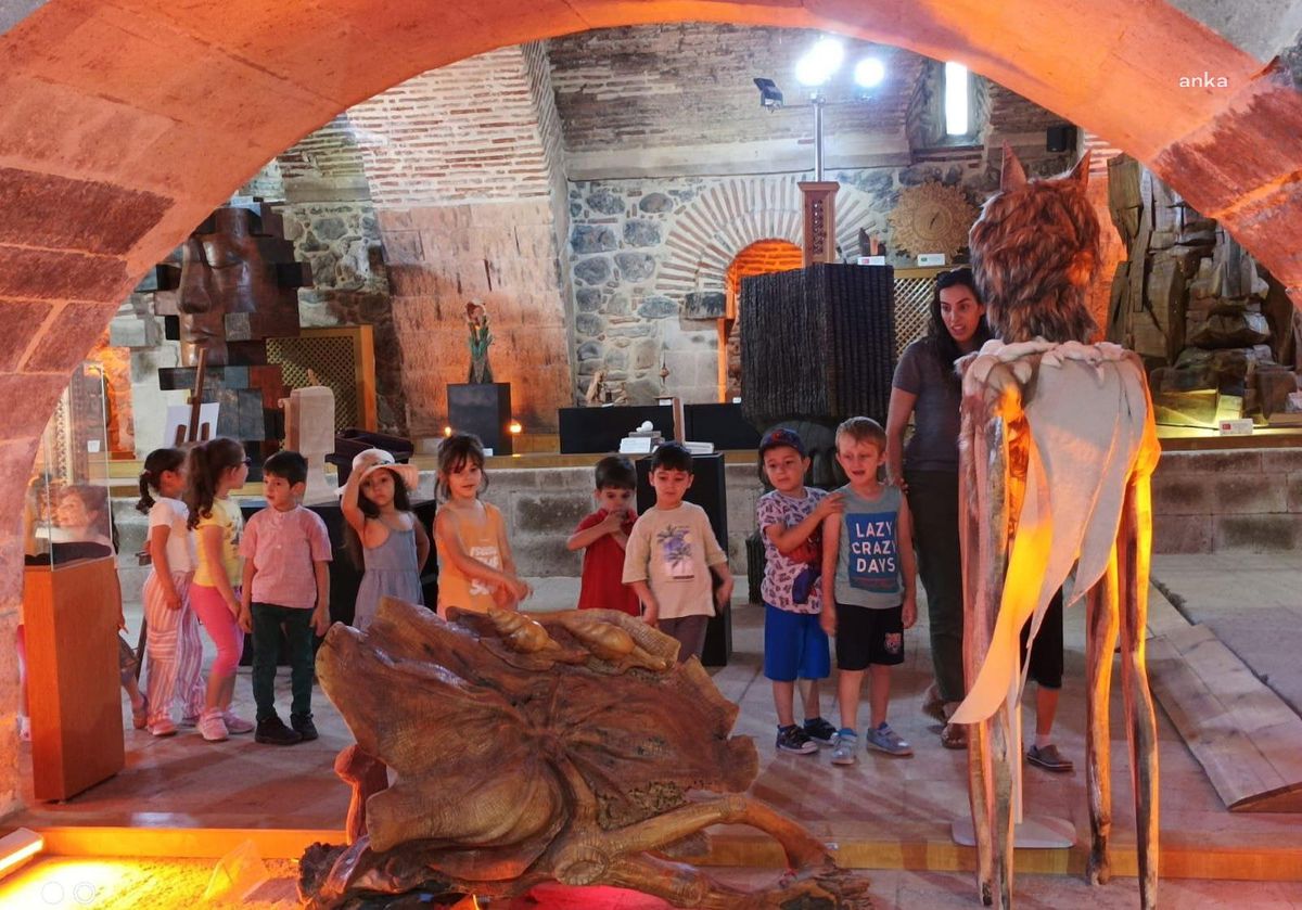 Odunpazarı Belediyesi'ne bağlı kreşler tarihi bölgede müze ve sanat merkezini gezdi