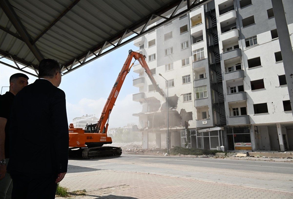 Osmaniye'deki ağır hasarlı binaların yıkımı 1,5 ay içinde tamamlanacak