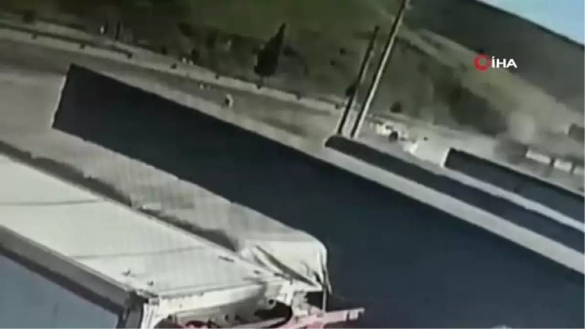 Otomobilin kamyona çarptığı feci kaza kamerada: 3 yaralı