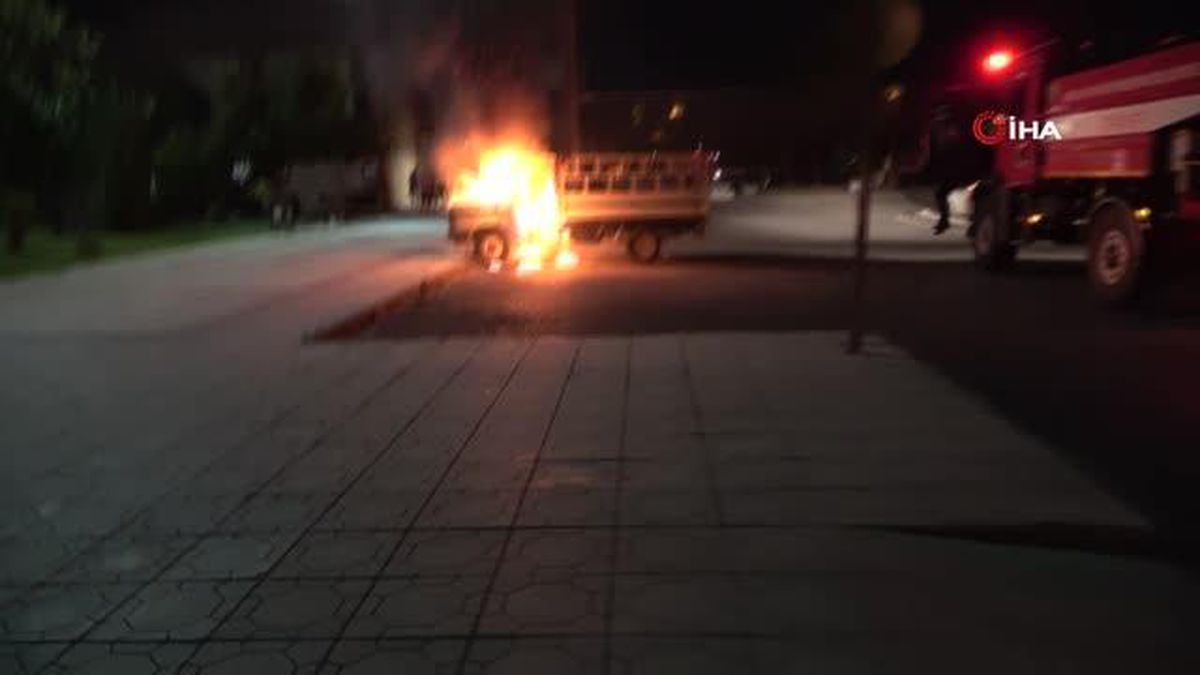 Park halindeki kamyonet alev alev yandı