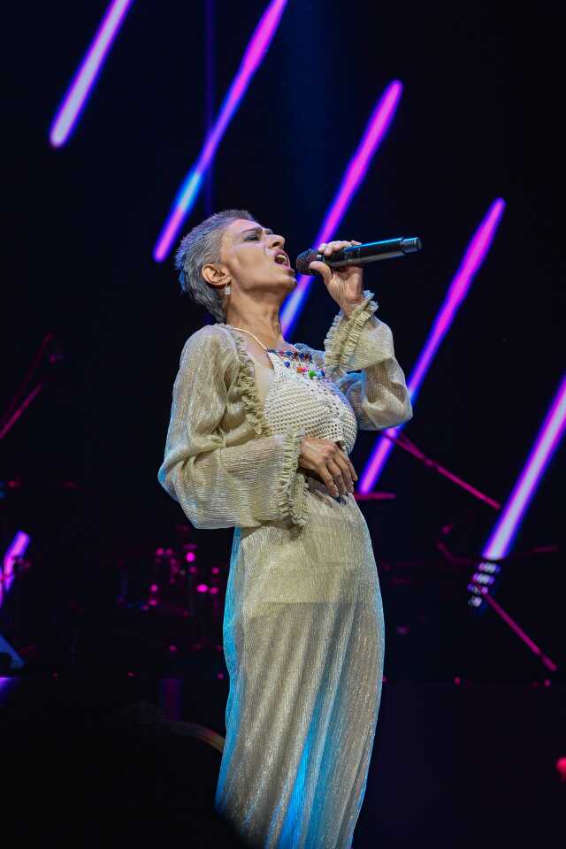Saçlarını kazıtan Yıldız Tilbe, binlerce hayranının önünde peruğunu çıkardı Saçlarını kazıtan Yıldız Tilbe, binlerce hayranının önünde peruğunu çıkardı