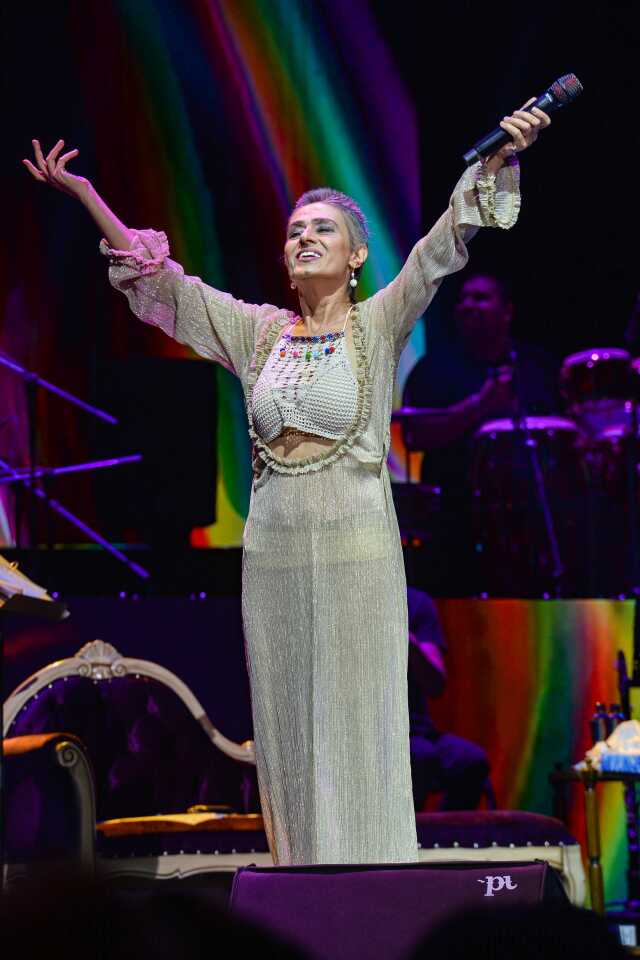 Saçlarını kazıtan Yıldız Tilbe, binlerce hayranının önünde peruğunu çıkardı Saçlarını kazıtan Yıldız Tilbe, binlerce hayranının önünde peruğunu çıkardı
