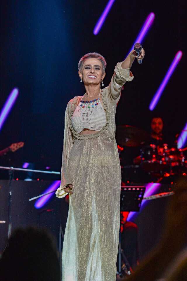 Saçlarını kazıtan Yıldız Tilbe, binlerce hayranının önünde peruğunu çıkardı Saçlarını kazıtan Yıldız Tilbe, binlerce hayranının önünde peruğunu çıkardı