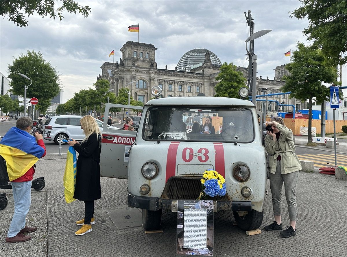 Ukrayna'daki savaşta zarar gören ambulans Berlin'de sergileniyor
