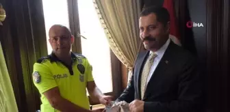 Yaşlı adamı sırtında taşıyan polis, vali tarafından ödüllendirildi