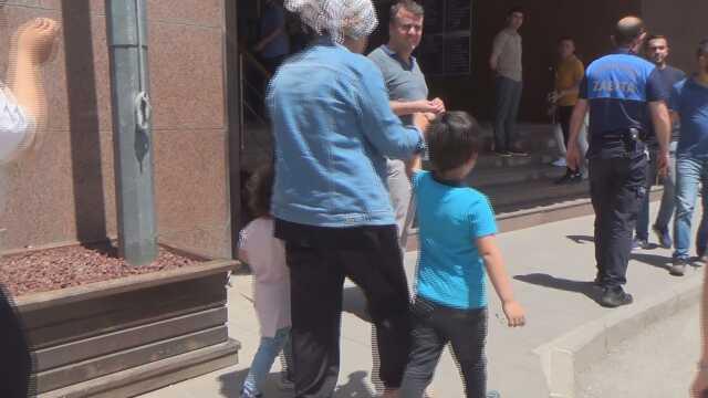 Zabıtaya kızan seyyar simitçi çocuklarını yakmakla tehdit etti