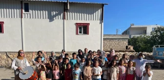 Deprem bölgesinde çocuklar için uçurtma şenliği düzenlendi