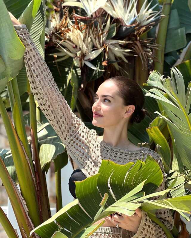 Hamilelik kilolarından kurtulan Fahriye Evcen peş peşe bikinili pozla verdi