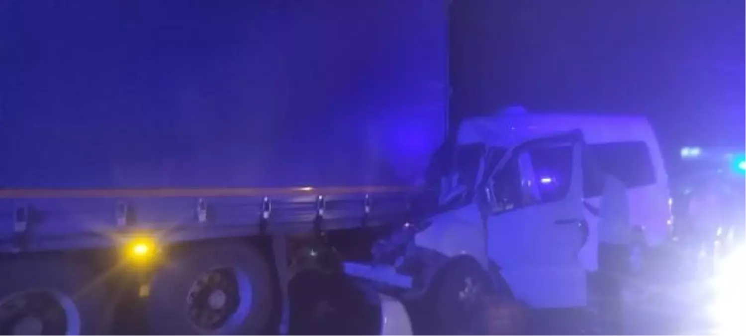 Sarıgöl'de minibüs-TIR çarpışması: 9 kişi yaralandı