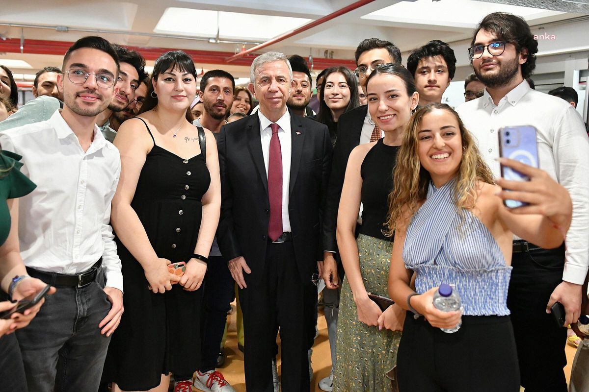 Mansur Yavaş, Ankara'daki Üniversite Gençleriyle Buluştu