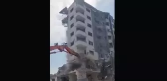 Osmaniye'de depremde ağır hasar alan bina aniden çöktü
