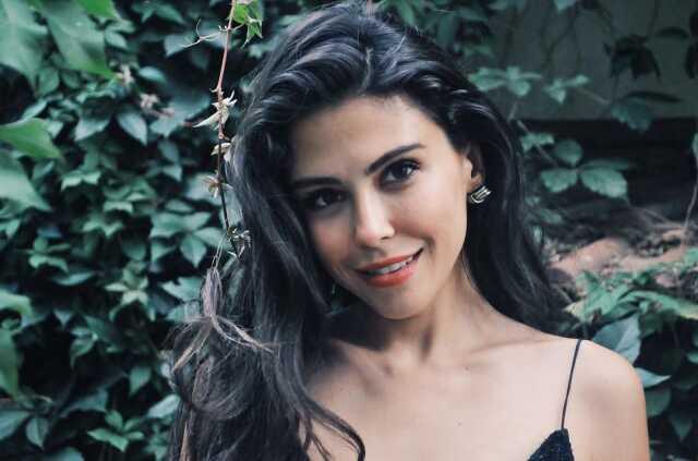 Oyuncu Dilara Aksüyek, gönlünü futbolcu Cenk Şahin'e kaptırdı Oyuncu Dilara Aksüyek, gönlünü futbolcu Cenk Şahin'e kaptırdı