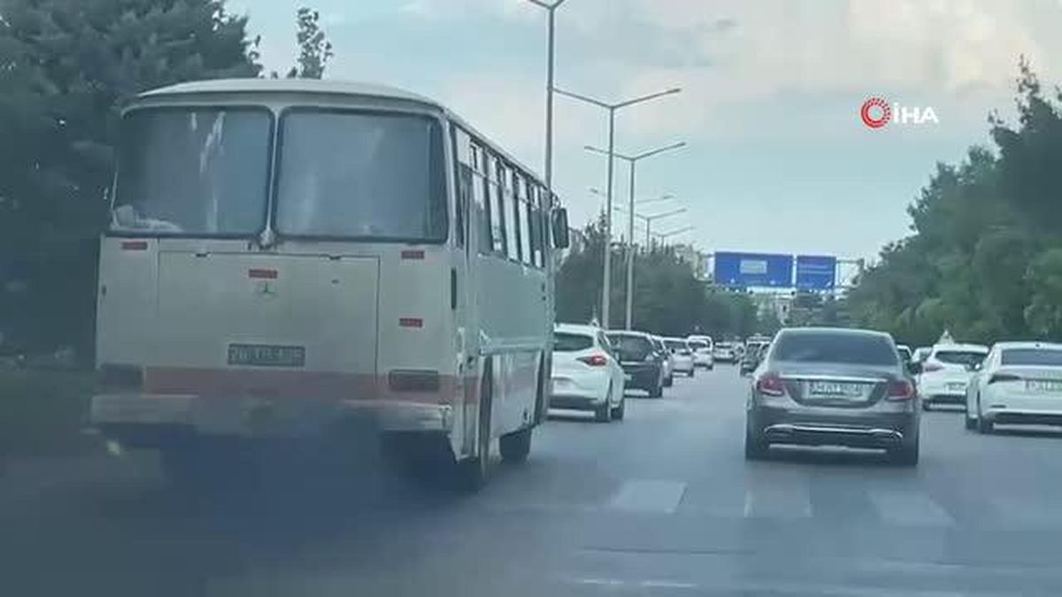 Siyah duman saçarak ilerleyen eski model belediye otobüsü tepki çekti