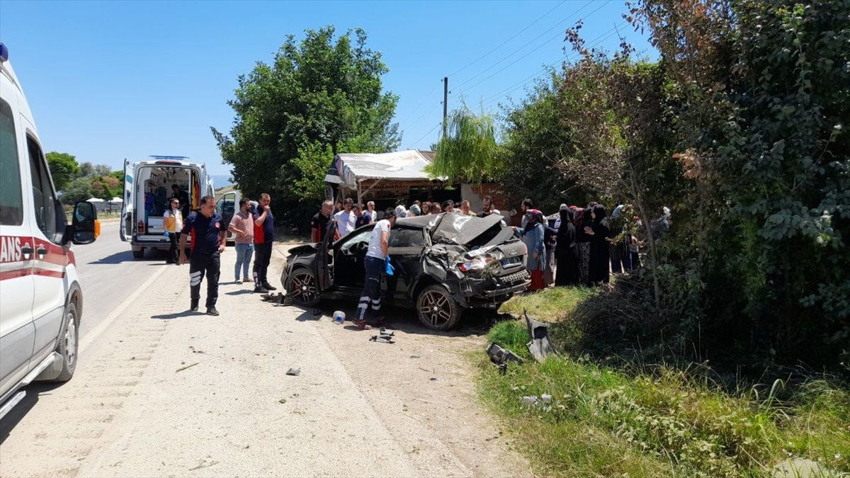 Tokat'ta otomobil devrildi, 3 kişi yaralandı
