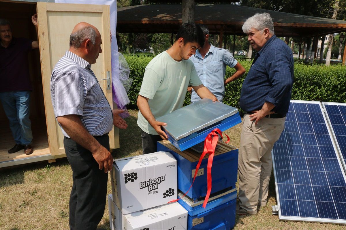 Adana'da 3 genç arıcıya kovan ve malzeme desteği verildi