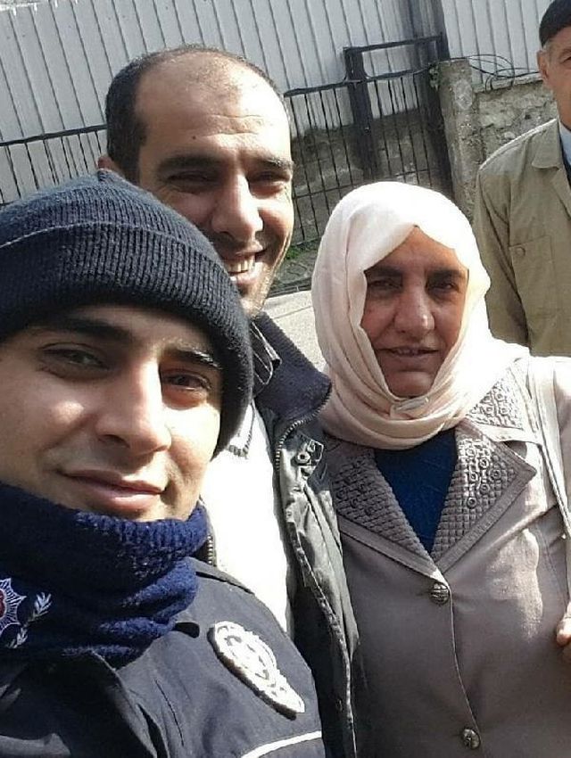 Ailesini öldüren özel hareket polisi duruşmada konuşmak istemeyince, kız kardeşi bir bir her şeyi anlattı Ailesini öldüren özel hareket polisi duruşmada konuşmak istemeyince, kız kardeşi bir bir her şeyi anlattı