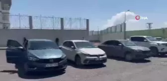 Aktaş Sınır Kapısı'nda telefon kuyruğu