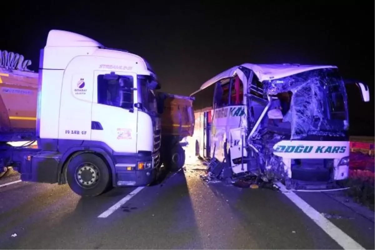 Anadolu Otoyolu'nda TIR ve otobüs çarpıştı: 18 yaralı
