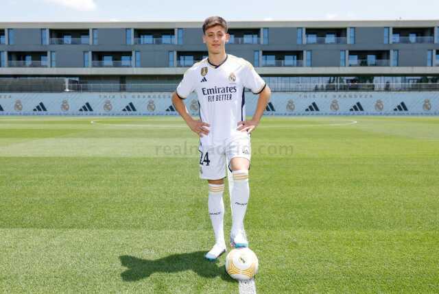 Arda Güler, Real Madrid formasını ilk kez giydi! İlk işi armayı öpmek oldu