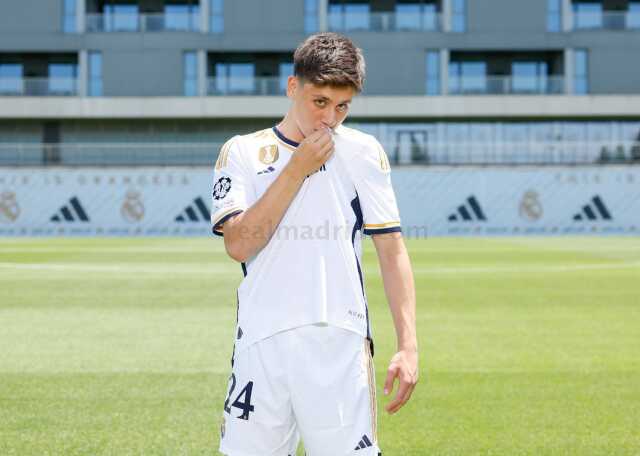 Arda Güler, Real Madrid formasını ilk kez giydi! İlk işi armayı öpmek oldu