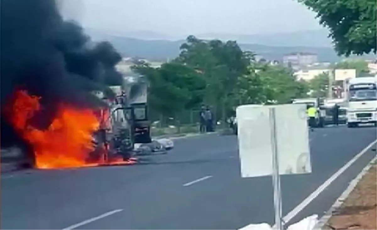 Bingöl'de Sancak Belediyesi'ne ait minibüs yanarak kullanılamaz hale geldi