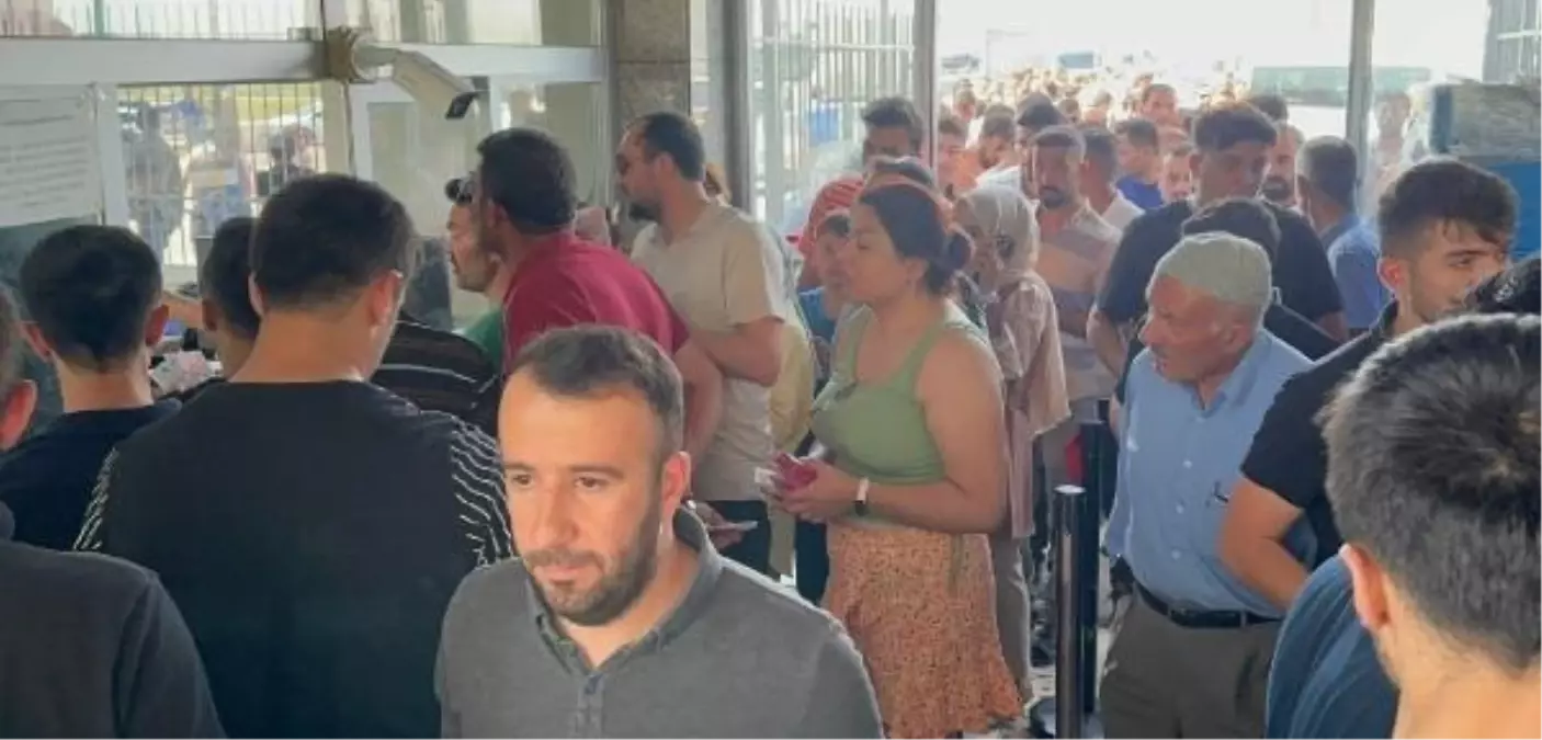Dilucu Sınır Kapısı'nda Cep Telefonu Kaydı İçin Uzun Kuyruklar Oluştu bazı vatandaşlar rahatsızlık geçirdi