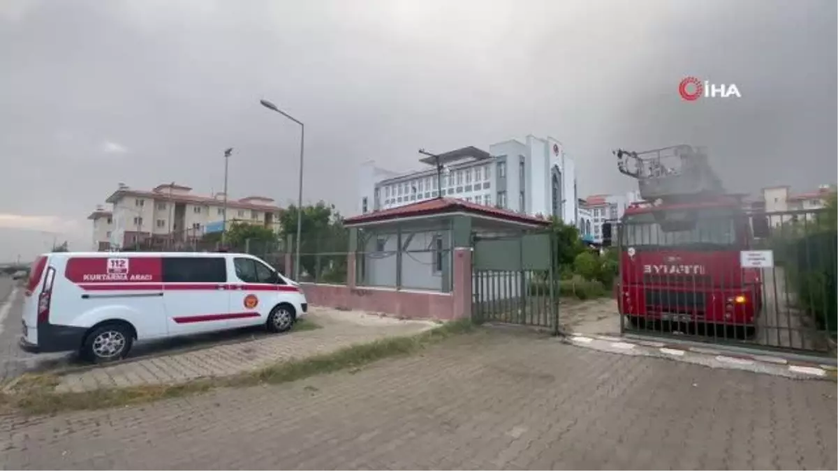 Erzincan'da fırtına ağaçları devirdi, çatıları uçurdu