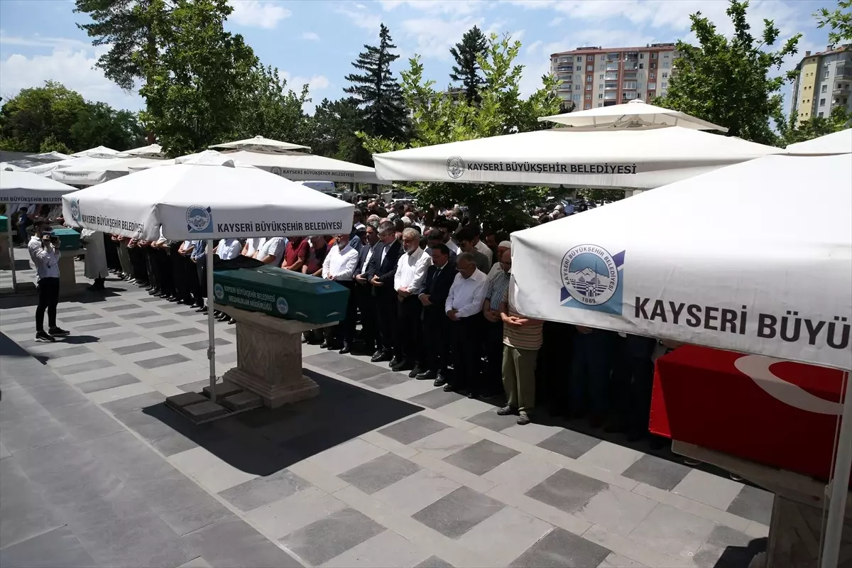 Eski Bakan Taner Yıldız'ın Babası Kayseri'de Defnedildi