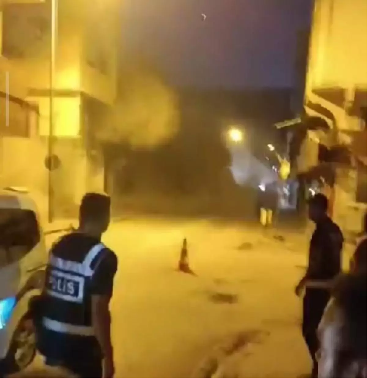 İslahiye'de ağır hasarlı bina çöktü, vatandaşlar kaçıştı
