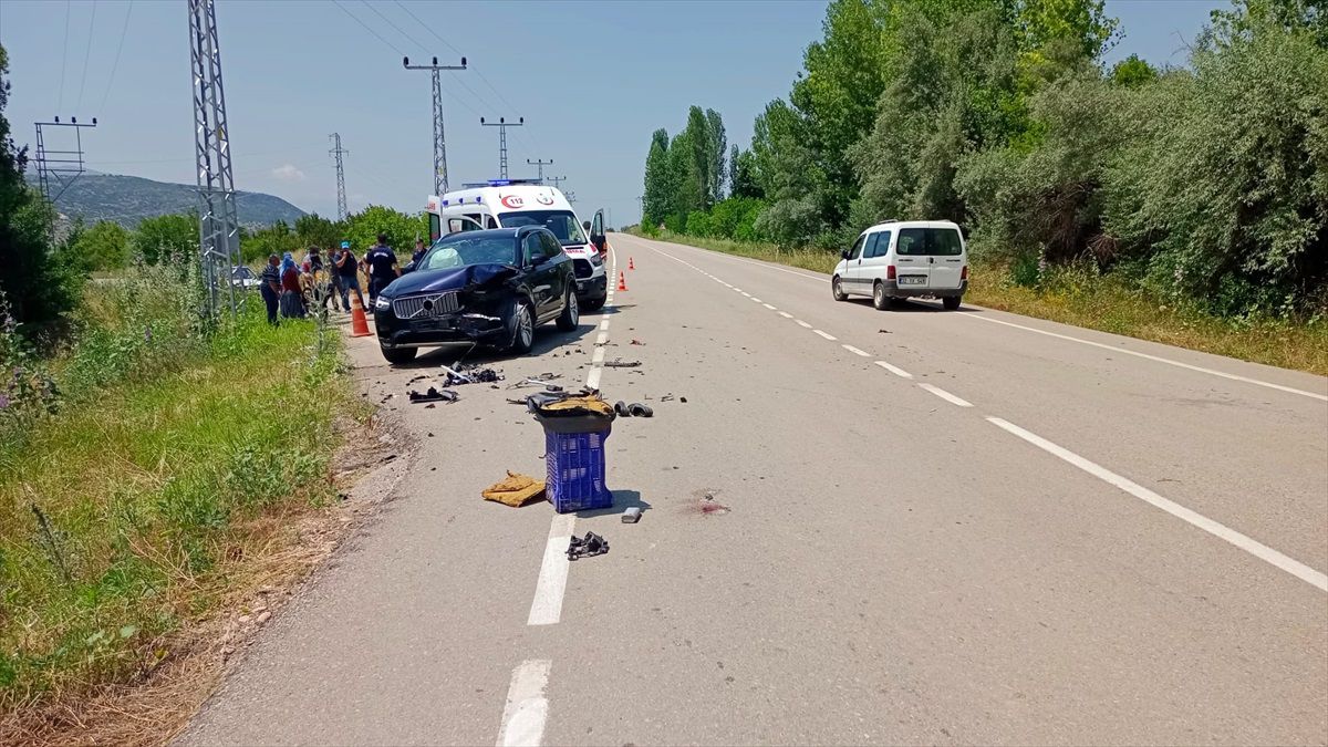 Isparta'da otomobil ile tarım aracının çarpışması sonucu 1 kişi öldü, 3 kişi yaralandı