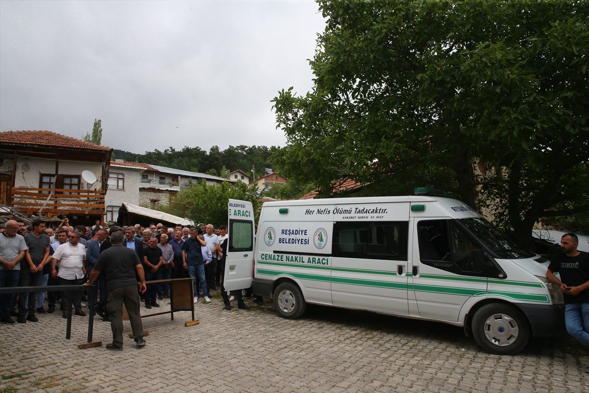 İstanbul Sarıyer'de öldürülen anne ve kızının cenazeleri memleketlerinde defnedildi
