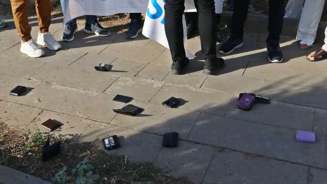Memurlardan maaş zammı protestosu! Tepkilerini cüzdanlarını yere fırlatarak gösterdiler Memurlardan maaş zammı protestosu! Tepkilerini cüzdanlarını yere fırlatarak gösterdiler