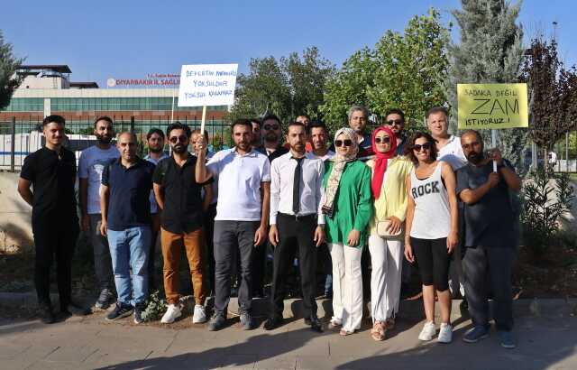 Memurlardan maaş zammı protestosu! Tepkilerini cüzdanlarını yere fırlatarak gösterdiler Memurlardan maaş zammı protestosu! Tepkilerini cüzdanlarını yere fırlatarak gösterdiler