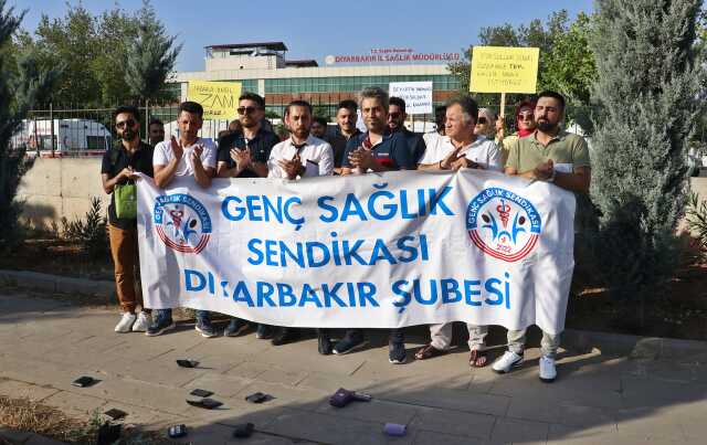 Memurlardan maaş zammı protestosu! Tepkilerini cüzdanlarını yere fırlatarak gösterdiler Memurlardan maaş zammı protestosu! Tepkilerini cüzdanlarını yere fırlatarak gösterdiler
