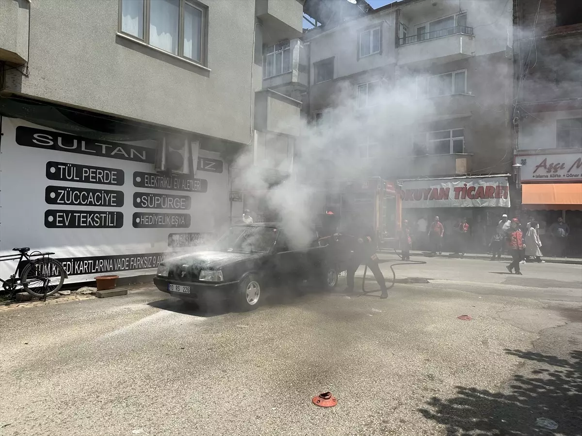 Akyazı'da park halindeki otomobilde çıkan yangın söndürüldü
