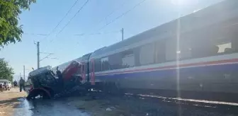 Ödemiş'te tren traktöre çarptı: 4 yaralı