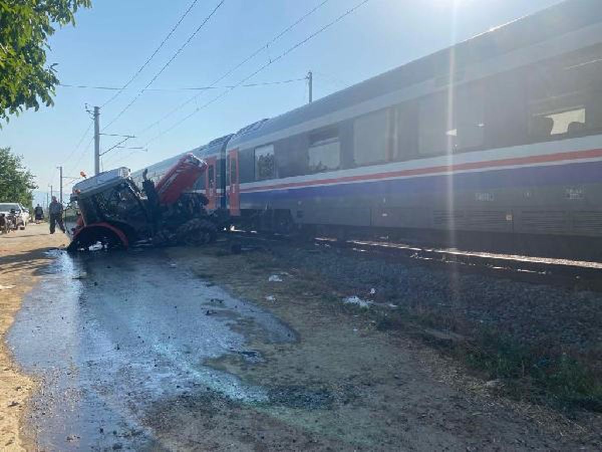 Ödemiş'te tren traktöre çarptı: 4 yaralı