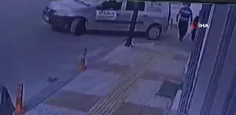 Yolun karşısına geçmek isteyen dede torun geri manevra yapan araç altında kaldı... O anlar kamerada