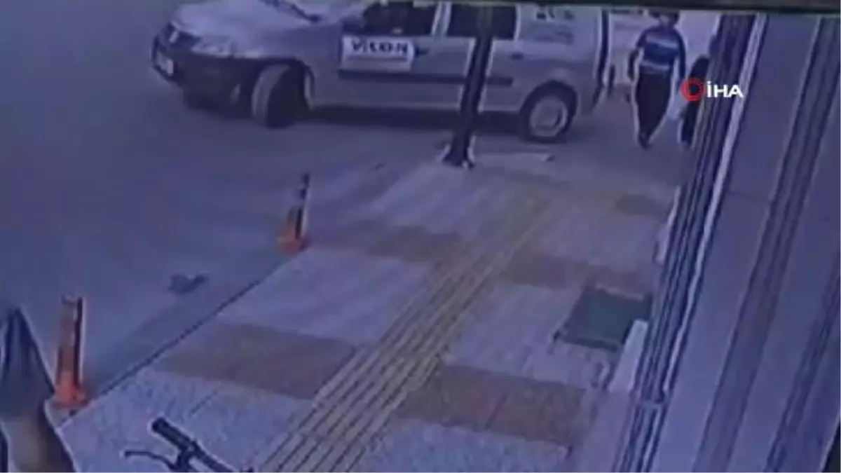 Yolun karşısına geçmek isteyen dede torun geri manevra yapan araç altında kaldı... O anlar kamerada