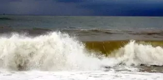 Akçakoca'da Fırtına Nedeniyle Denize Giriş Yasaklandı