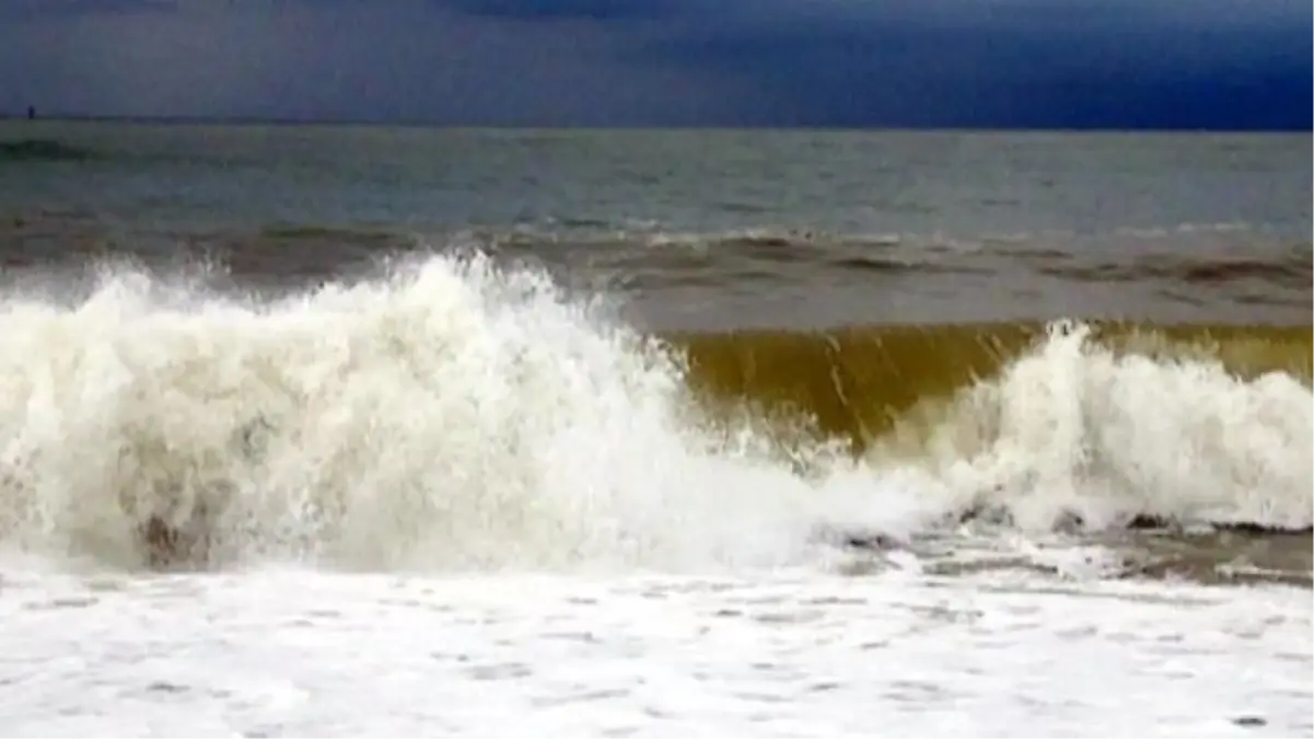 Akçakoca'da Fırtına Nedeniyle Denize Giriş Yasaklandı