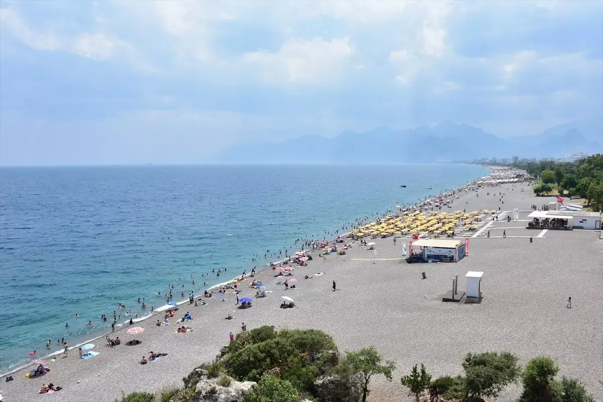 Antalya'da Sıcak Hava Nedeniyle Sahillerde Yoğunluk