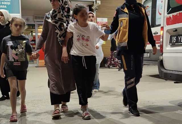Çocuk parkında korkunç kaza: 12 yaşındaki kızın tahterevallide parmağı koptu Çocuk parkında korkunç kaza: 12 yaşındaki kızın tahterevallide parmağı koptu