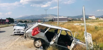 Denizli'de Otomobil Çarpışması: 3 Kişi Yaralandı