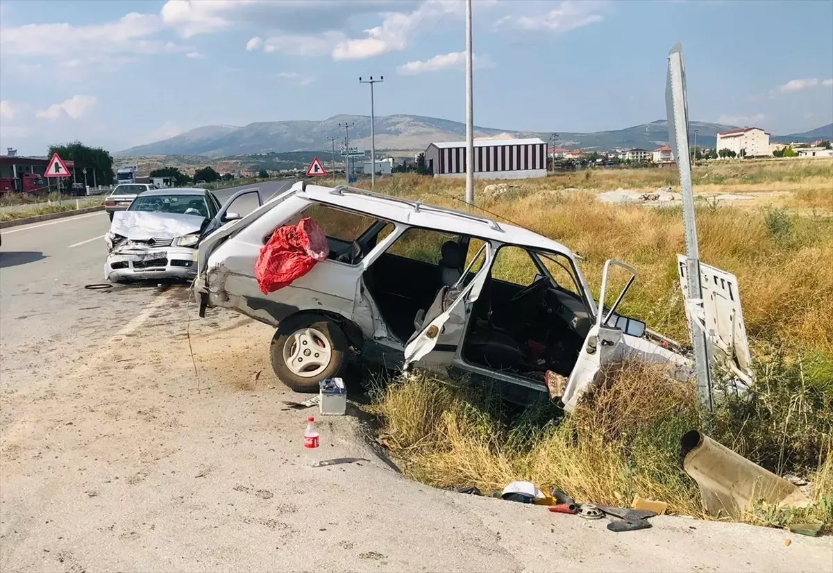 Denizli'de Otomobil Çarpışması: 3 Kişi Yaralandı