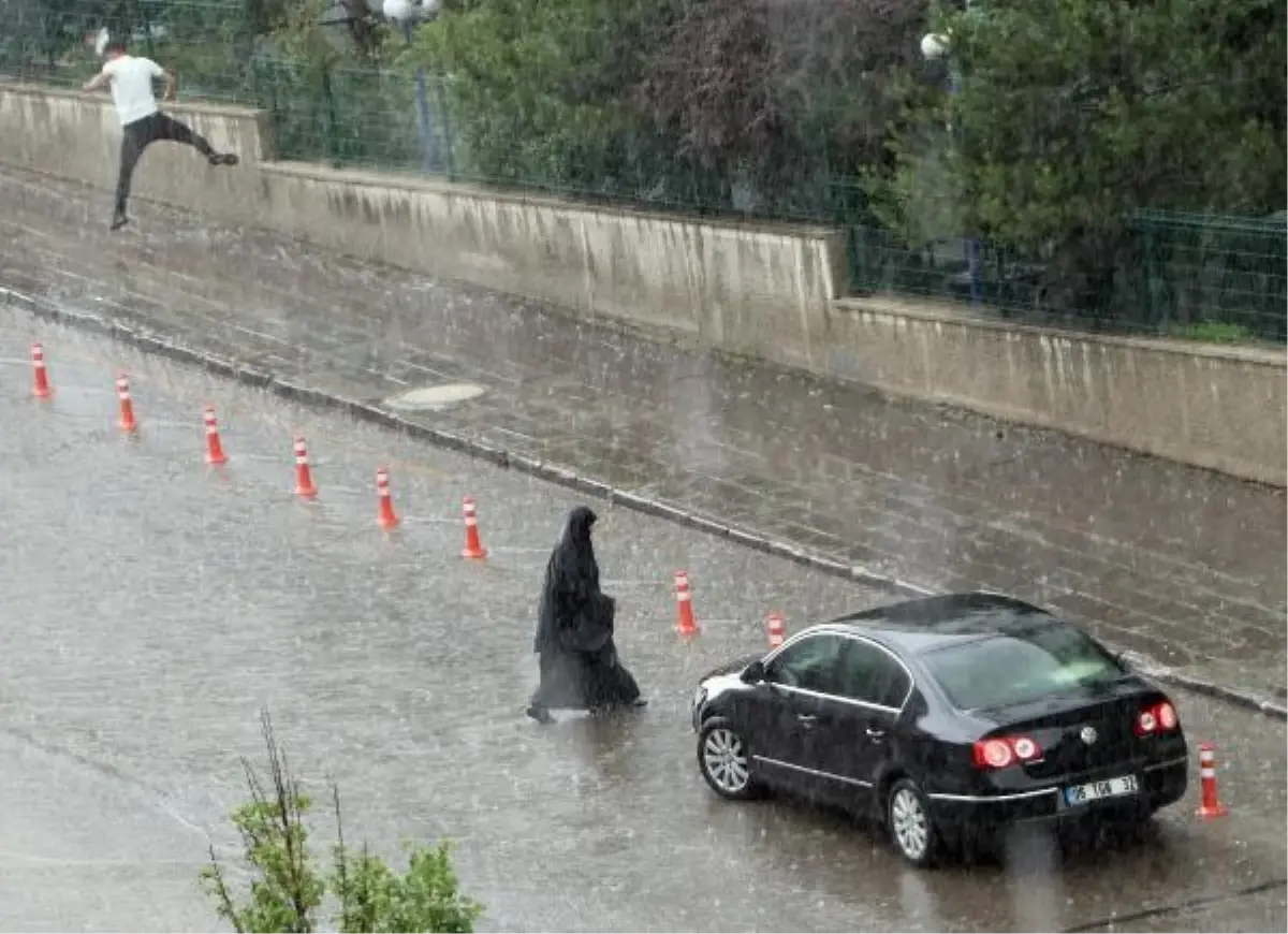Erzurum'da Şiddetli Sağanak Yağış Hayatı Olumsuz Etkiledi